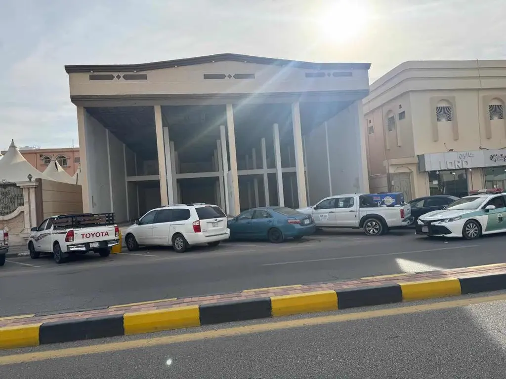 أربع محلات تجارية